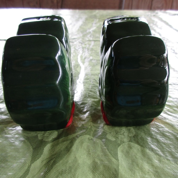 Holly Berry Leaf Christmas Holiday S & P Salt and Pepper Shakers - Picture 13 of 13